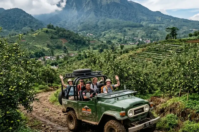 Wisatawan menikmati petualangan offroad