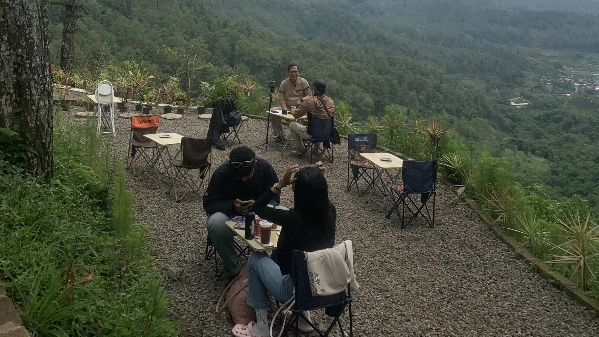 Suasana Camping Estetik City Light dan Sunrise di Batu Malang