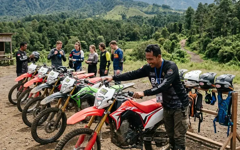 Pemandu mempersiapkan motor trail untuk wisatawan di Batu