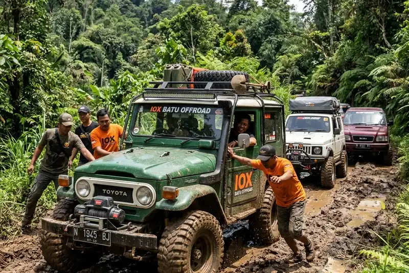 Kegiatan komunitas offroad di medan lumpur