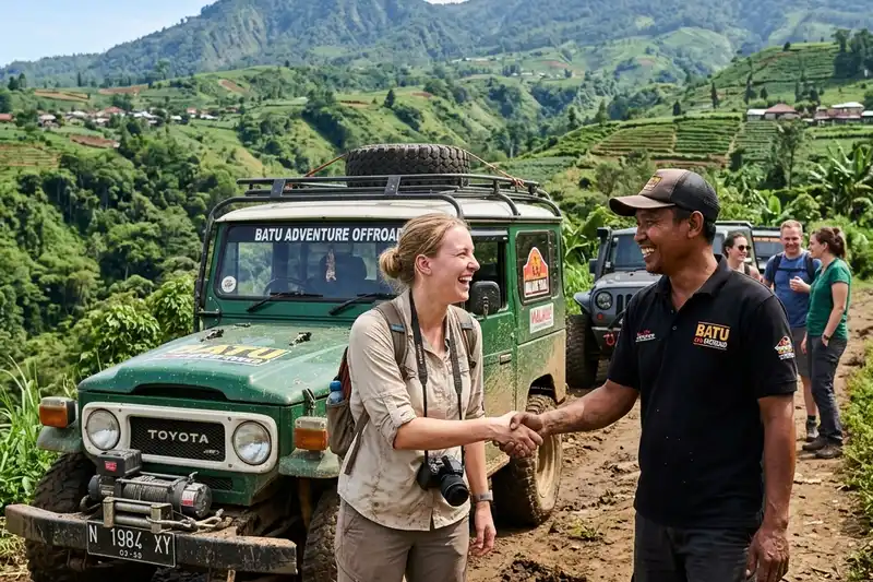 Wisatawan bersama pemandu offroad