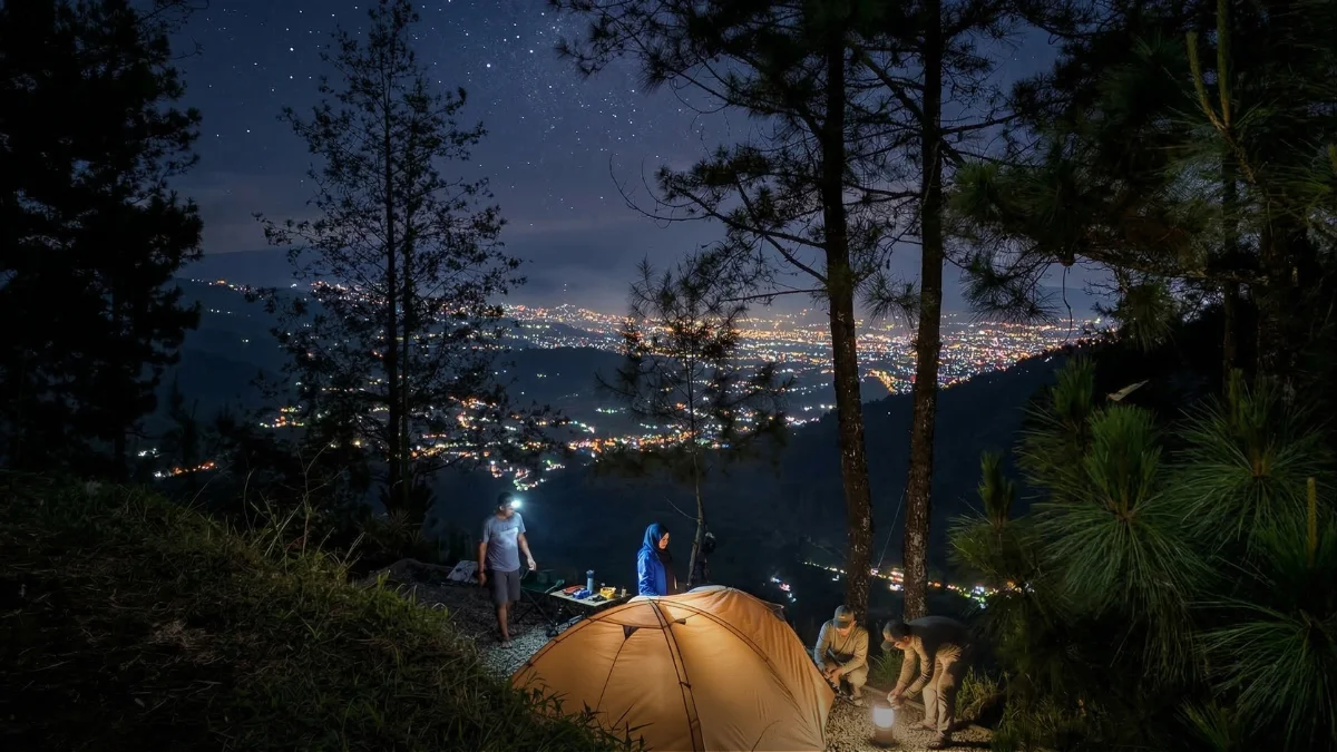 Momen Hangat Keluarga Habiskan Malam dengan City Light Indah lewat Paket Berkemah Batu Malang